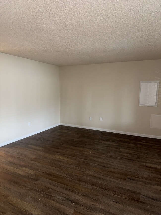 Building Photo - Fully Remodeled 2 Bedroom Unit- Available for Immediate Move In