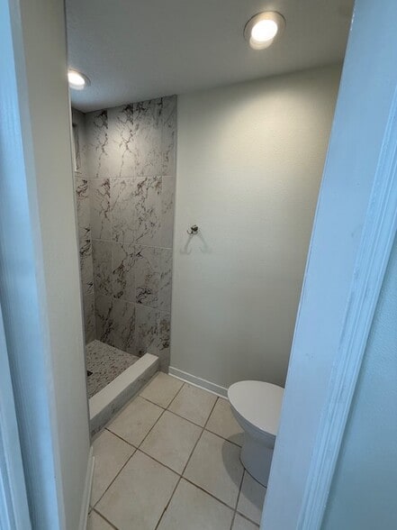 Master bath - 225 Woods Landing Trl