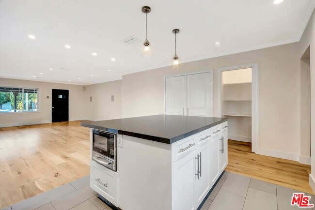 Building Photo - 12512 Hatteras St