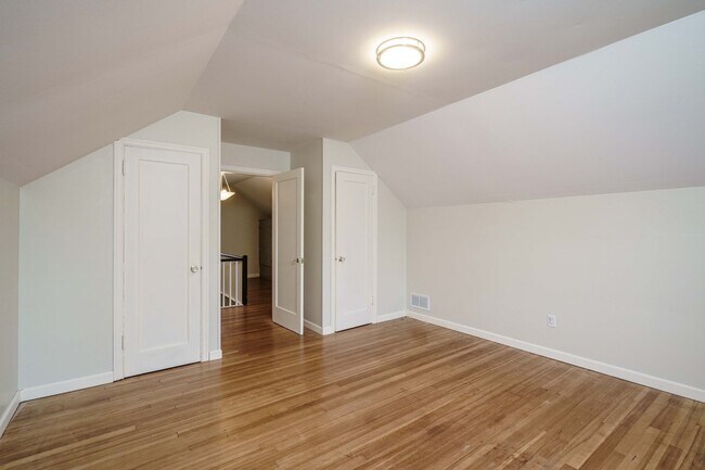 Building Photo - PET FRIENDLY Super Cute Craftsman Home 3 bedroom 1 Bath with Basement
