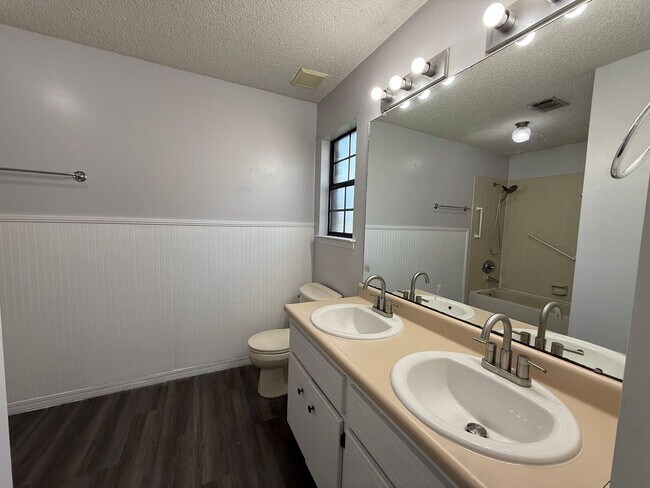 Building Photo - Gulf Breeze - Paradise Bay - 3 bedroom, 2 bathroom w/ lawn care included