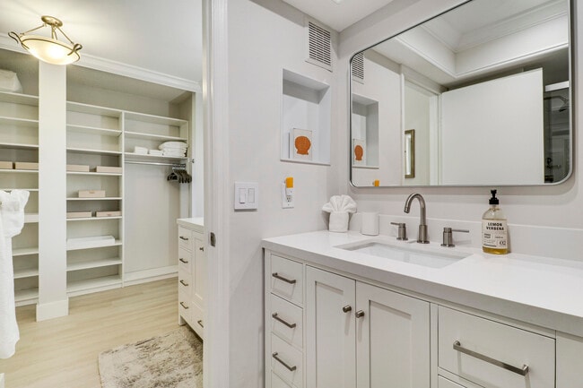 Building Photo - 438 Brackenwood Ln S