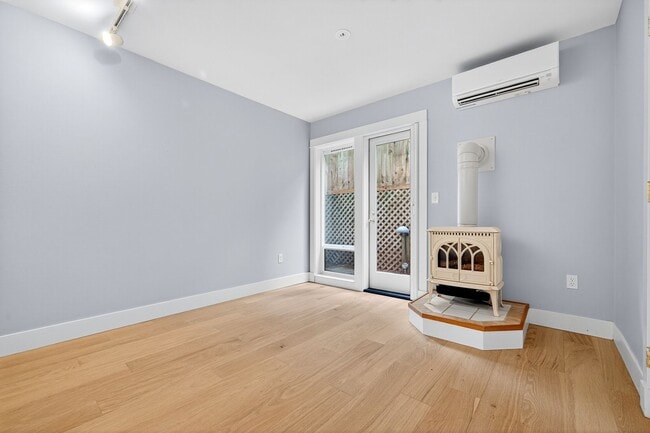 Building Photo - Charming Capital Hill Craftsman Home in Ideal Location!