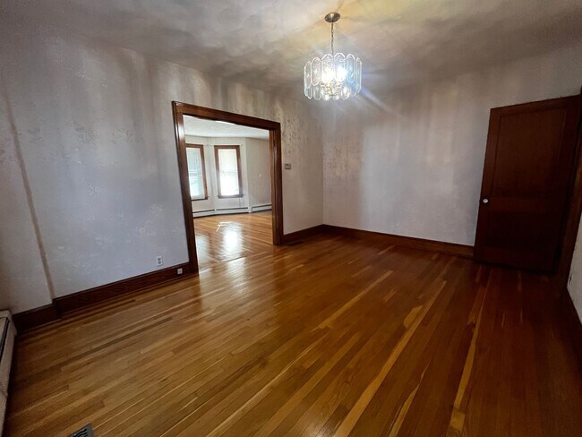 Building Photo - Charming 2-Bedroom First Floor Apartment i...