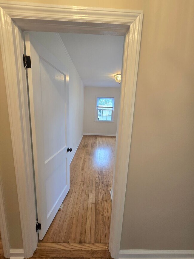 Building Photo - Beautifully updated, ranch style single fa...