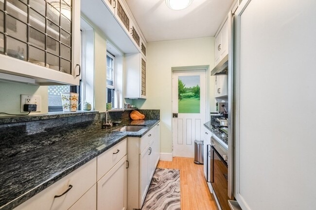 Building Photo - 993 Memorial Dr