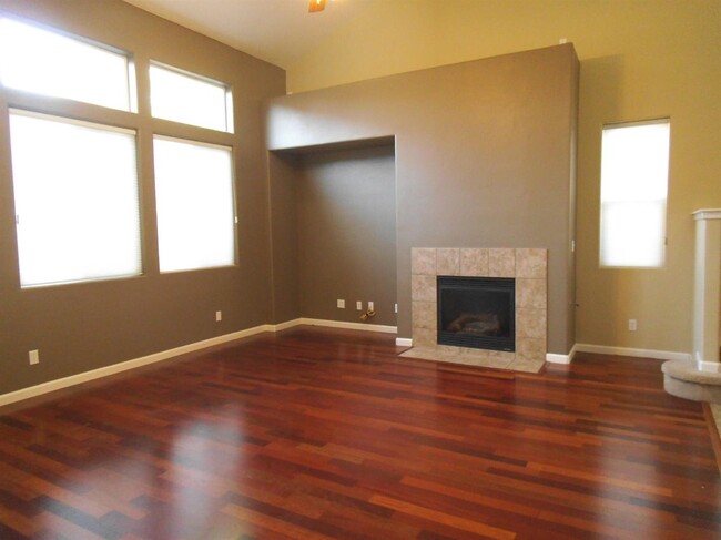 Building Photo - 887 Lemieux Ln