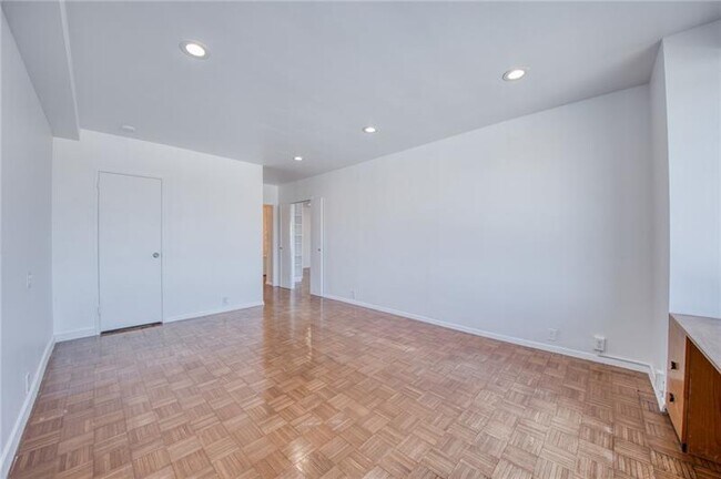 Building Photo - 320 Fort Duquesne Blvd