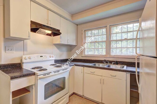 Building Photo - 2072 Knightsbridge Rd