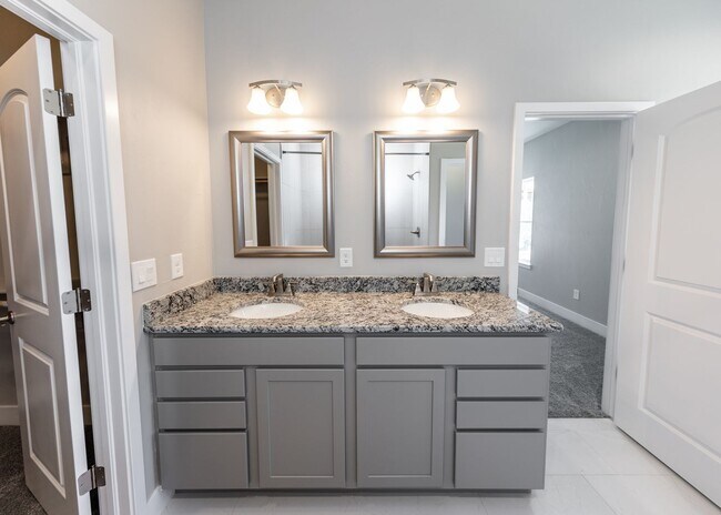 Building Photo - 3 Bedroom Contemporary Townhome off of Austin Bluffs