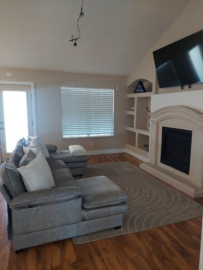 Building Photo - 4 BEDROOM 2 BATHROOM HOME 3 CAR GARAGE HOM...