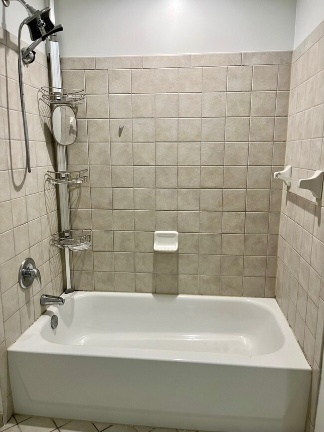 Building Photo - 1390 Kenyon St NW