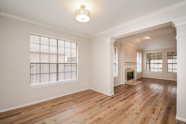 Building Photo - 10 Heathstone Pl