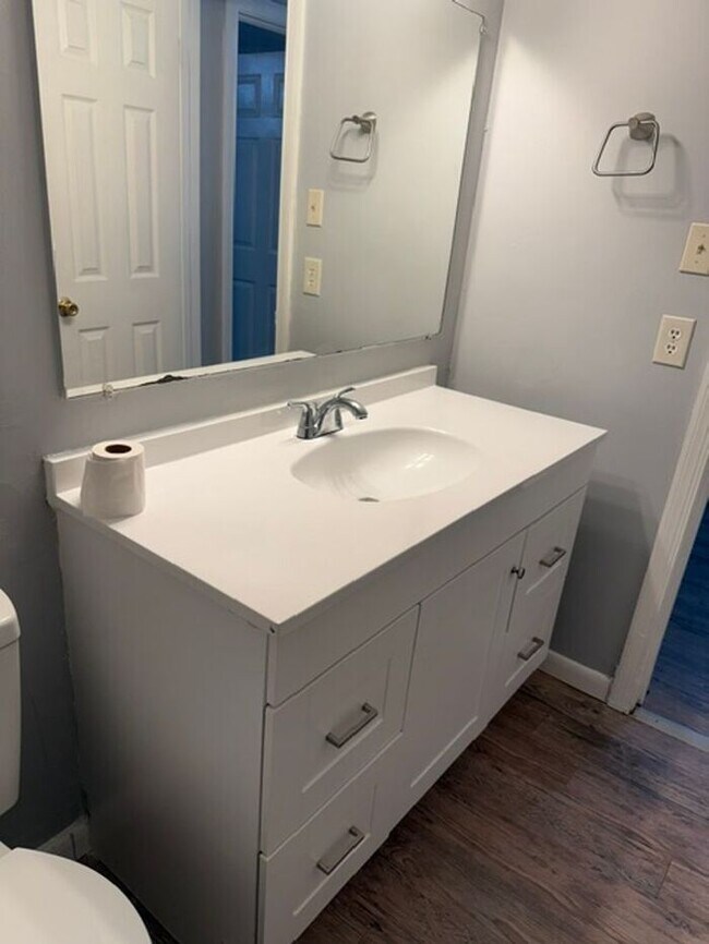 Building Photo - Spacious Two Bedroom Townhouse