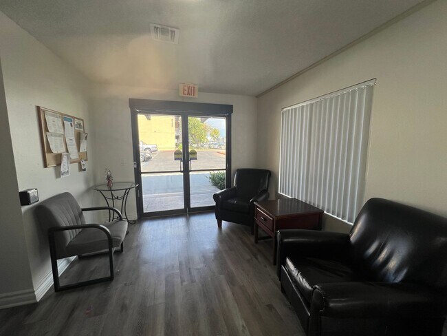 Building Photo - UPSTAIRS 1 BED 1 BATH w/ ONSITE LAUNDRY As...