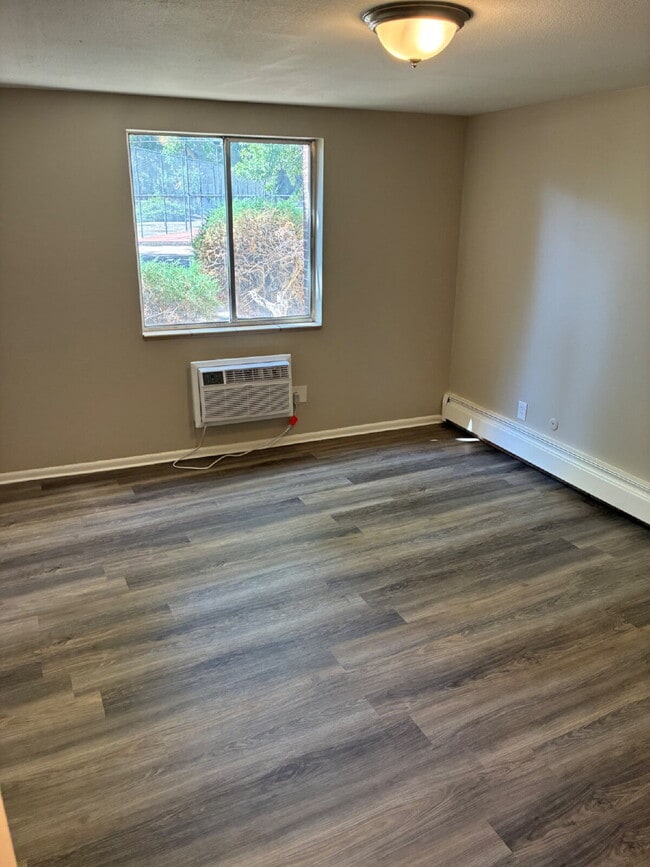 Building Photo - Updated 1 Bedroom 1 Bathroom on Ground Floor - Walkout Patio with easy access to amenities!
