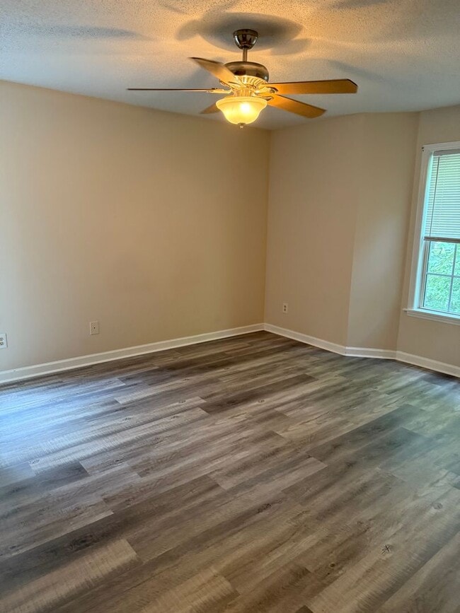 Building Photo - Immaculate 2 BR condo convenient to loop and I-40