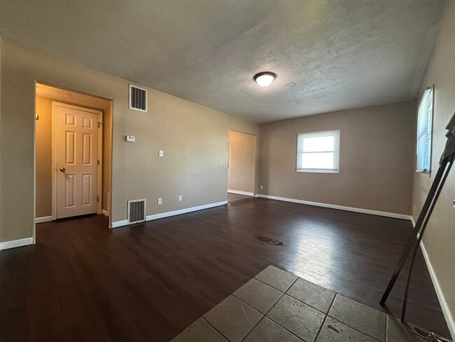 Building Photo - 2 Bedroom / 1 Bath Home in Council Bluffs!