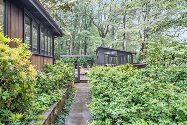 Building Photo - 37 Lenape Dr