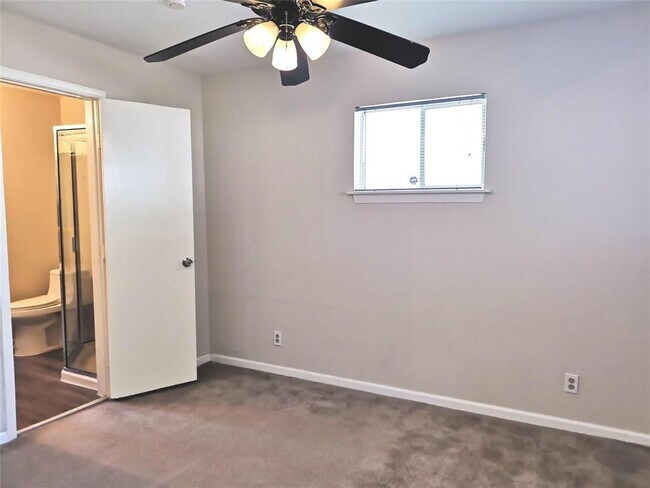 Building Photo - 5405 Huisache St