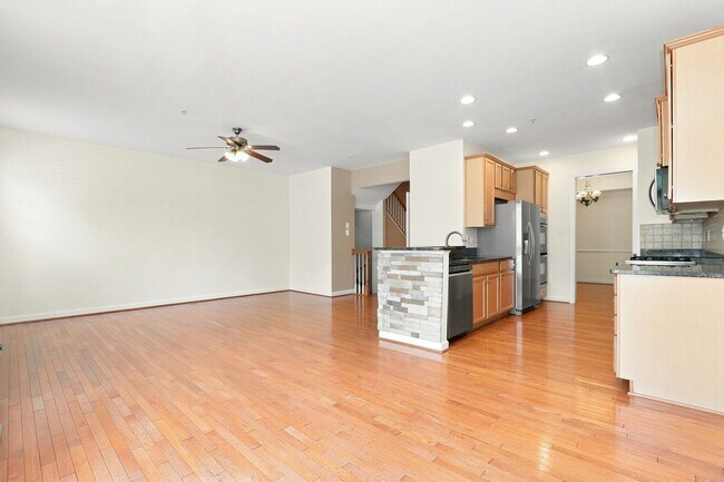Building Photo - 346 Village Way