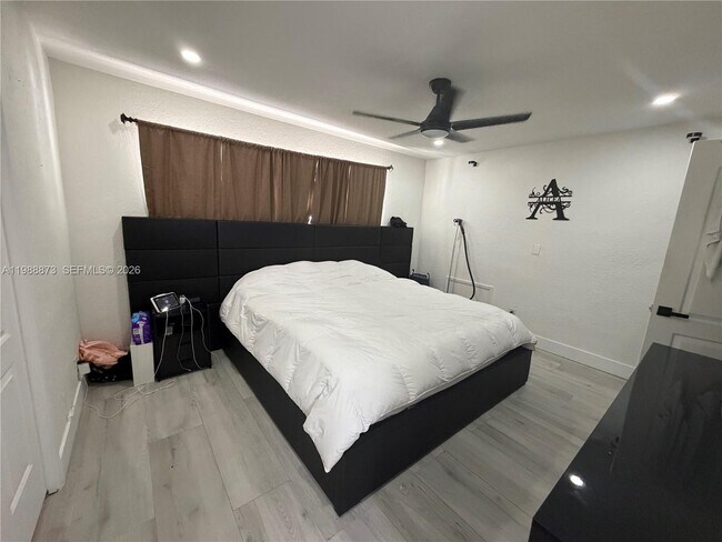 Building Photo - 660 SW 30th Terrace