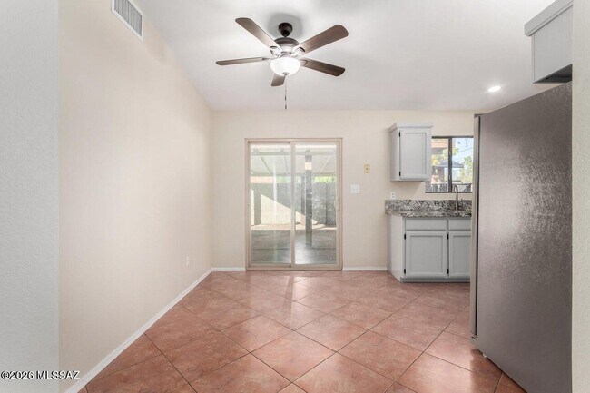 Building Photo - 548 S Country Club Rd