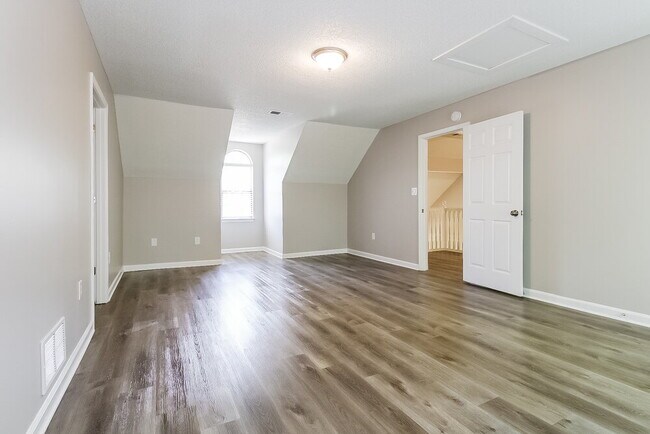 Building Photo - 6550 Hickory Crest Dr