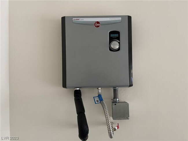 Building Photo - 9923 Florence Hills St