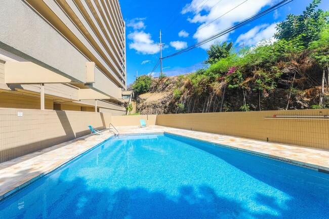 Building Photo - Sunset Lakeview - Fully renovated 3 bedroom, 2 bath on lower floor comes with tandem parking for ...