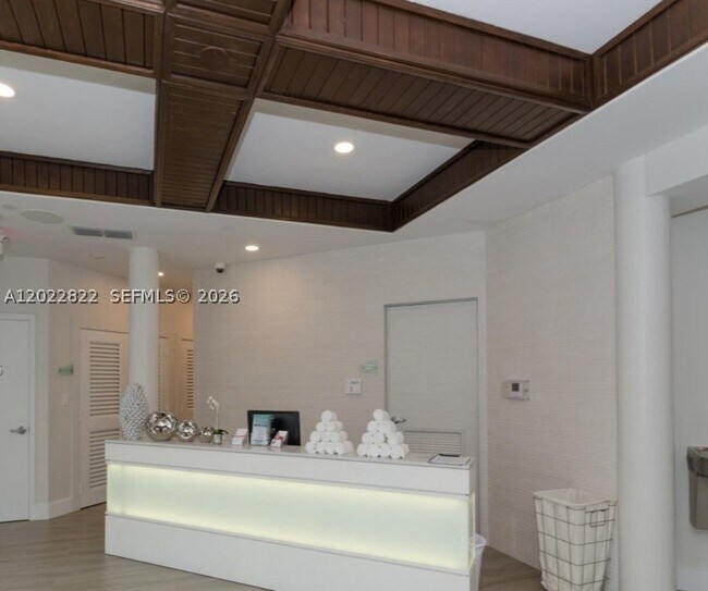 Building Photo - 20281 E Country Club Dr