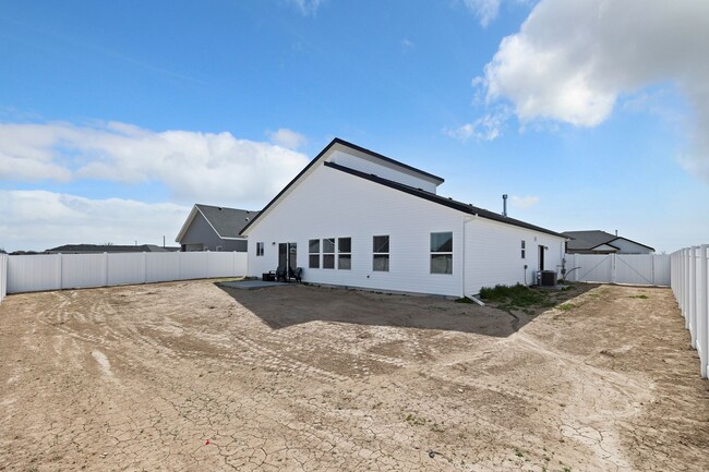 Building Photo - 1138 Crestview Dr