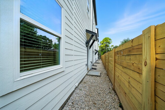 Building Photo - 2304 Hoskins Dr