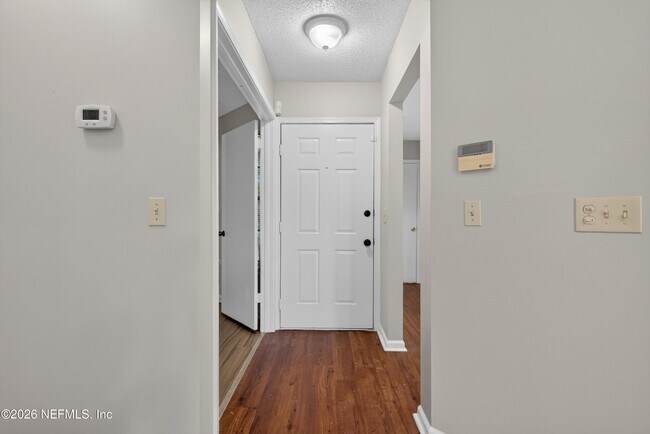 Building Photo - 8010 International Village Dr