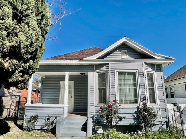 Building Photo - Renovated 3 Bed + 2 Bath Home in Los Angeles!