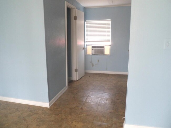 Building Photo - 1104 Redfish St