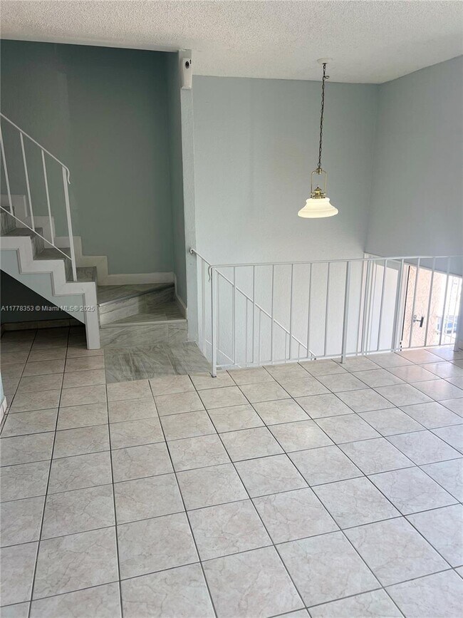 Building Photo - 1062 W 42nd Pl
