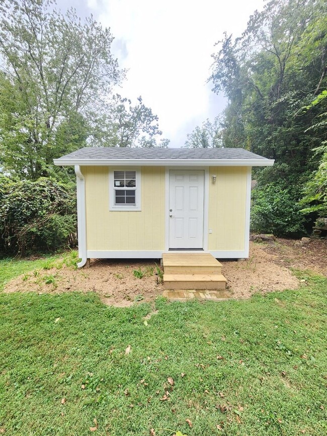 Building Photo - Great Location-Black Mountain Rental