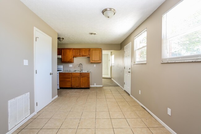 Building Photo - 1305 Coburg Rd