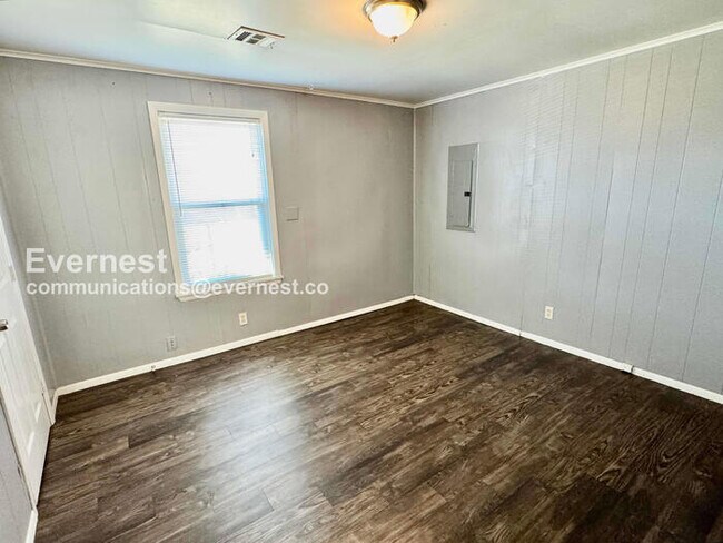 Building Photo - 3 Bed, 2 Bath with Fenced Yard / Pet-Friendly / Available Now!