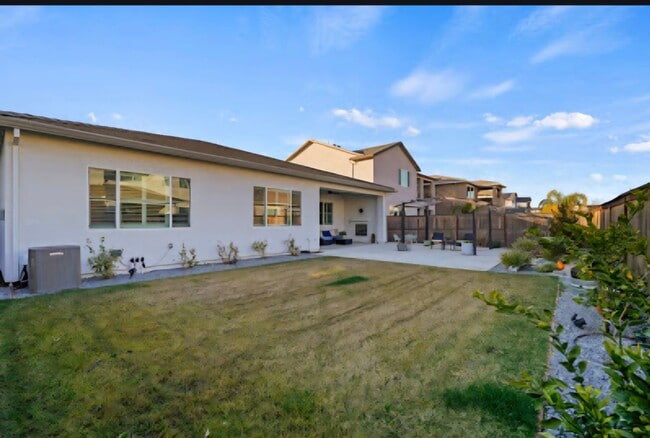 Building Photo - Gorgeous 4 bedroom 3 bath in Northlake