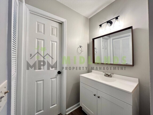 Building Photo - 237 Devonport Dr