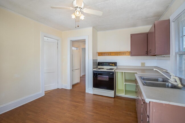 Building Photo - Adorable East Asheville House