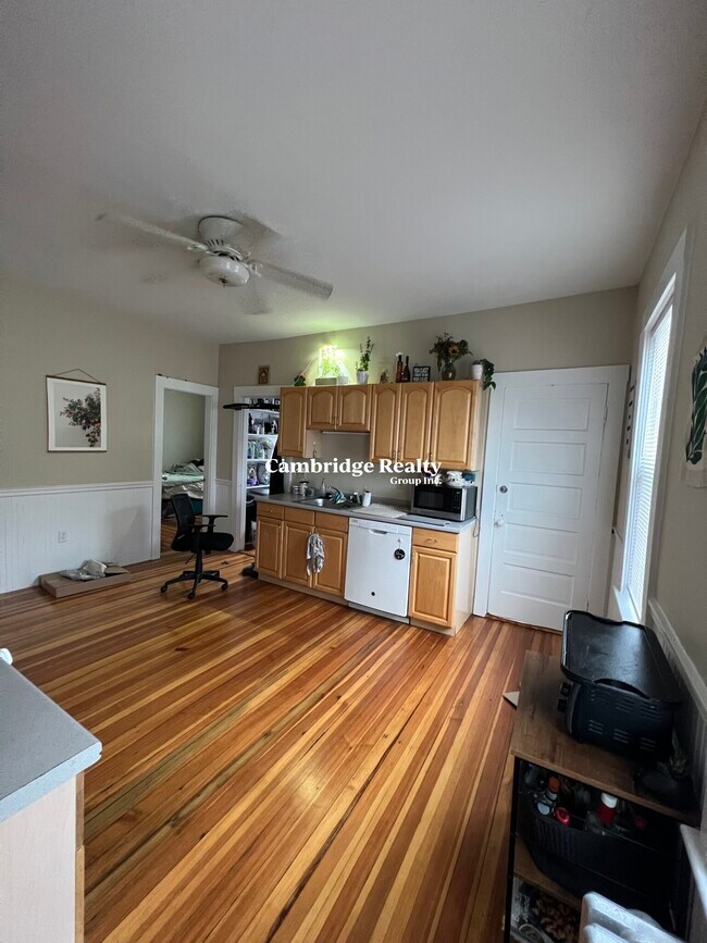 Building Photo - 204 Fellsway W