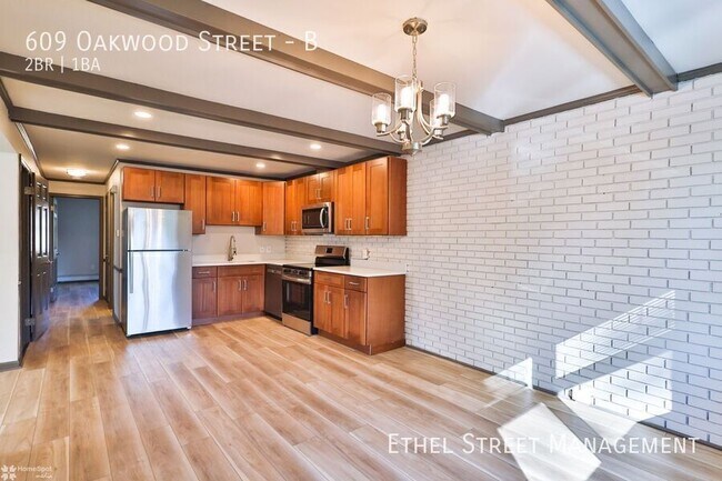 Building Photo - 609 Oakwood St