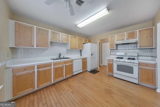 Building Photo - 2025 Baramore Oaks Dr