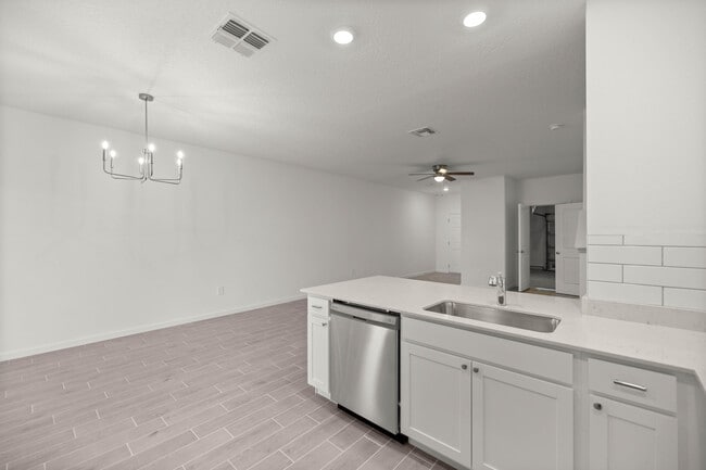 Building Photo - 3529 SE 37th Ct