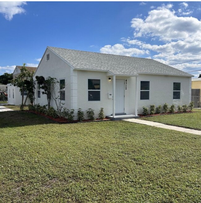 Building Photo - 4310 Pinewood Ave