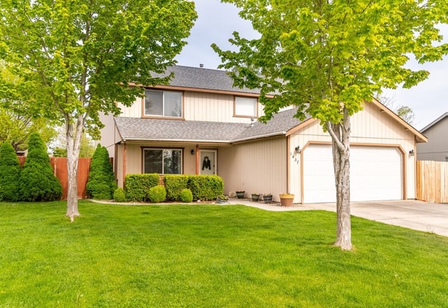 Building Photo - Large 4 Bedroom 2 Bathroom Pet Friendly Home