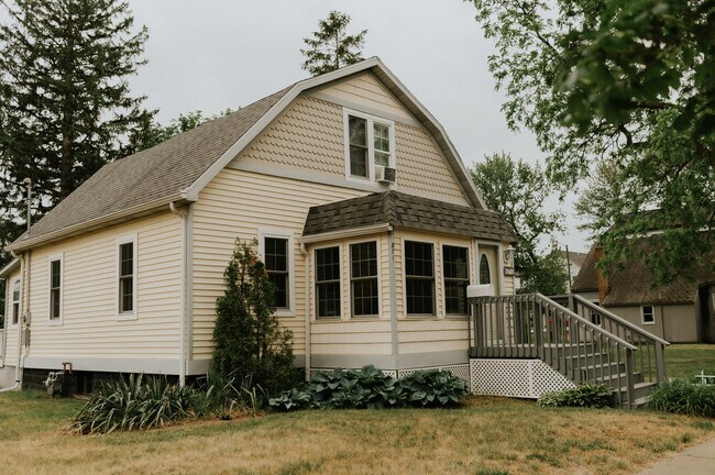 Building Photo - 871 St Joseph St